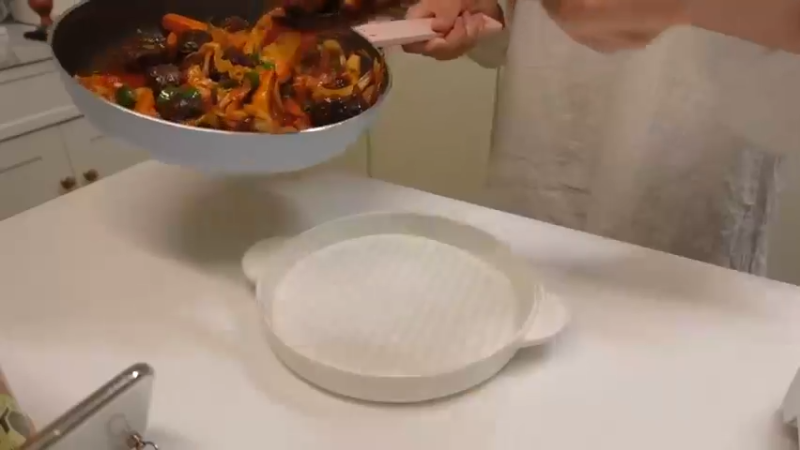 去超市买菜做饭，和朋友一起开家庭派对的自炊生vlog、辣玉米奶酪、韩猪牛排、蒜酱菜、培根卷烤面包、米肠、汤炒年糕