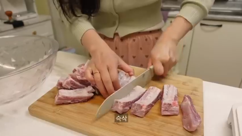 和朋友一起开家庭派对的自炊生vlog、辣玉米奶酪、韩猪牛排、蒜酱菜、培根卷烤面包、米肠、汤炒年糕
