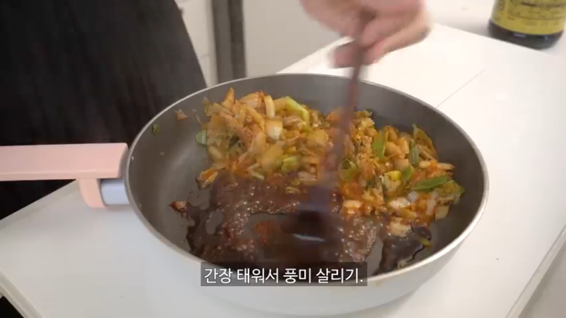 独居生拍摄迷你装书的日常。 拍立得相机柯达迷你镜头2，制作充满芝士的辛奇炒饭，炸赖斯纸，毒品吐司早午餐，家常饭，奥利奥冰盒，年糕片等
