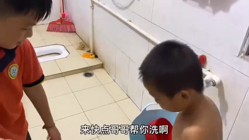 非要等着哥哥给洗头，哥哥姐姐都读书了家里很安静，老三没人玩！