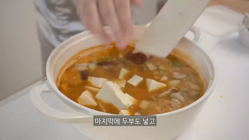 独居生拍摄迷你装书的日常。 拍立得相机柯达迷你镜头2，制作充满芝士的辛奇炒饭，炸赖斯纸，毒品吐司早午餐，家常饭，奥利奥冰盒，年糕片等