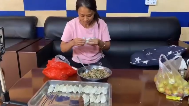 给孩子们包饺子 (  孩子们很爱吃)