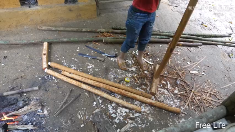 野外觅桃源W17制作农具竹扫帚4#妹子独自深入荒野隐居，建设世外桃源