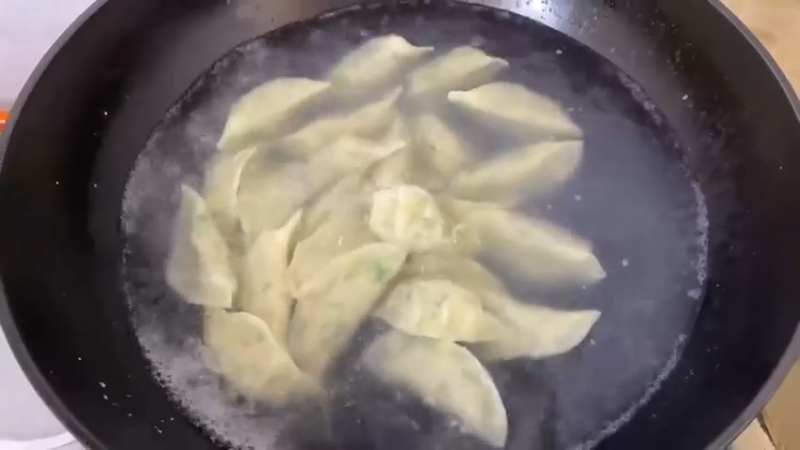 给孩子们包饺子 ( 孩子们很爱吃)