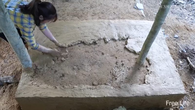 小姐姐野外觅桃源W11用泥制作土灶5#妹子独自深入荒野隐居，建设世外桃源