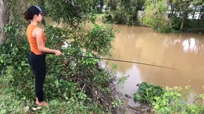 小河边，看到嫂子拿拿虫蛹2钓鱼！爆浆了！鱼上钩了，都好大