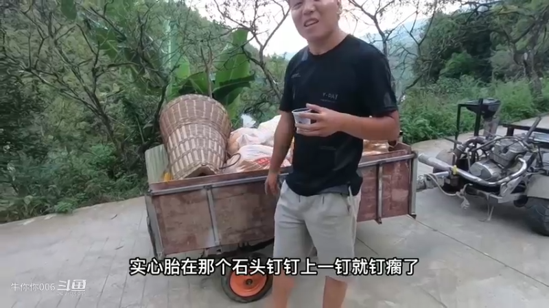 帮邻居伯娘拉包谷，伯娘硬塞两包烟给我，媳妇说抵油钱7