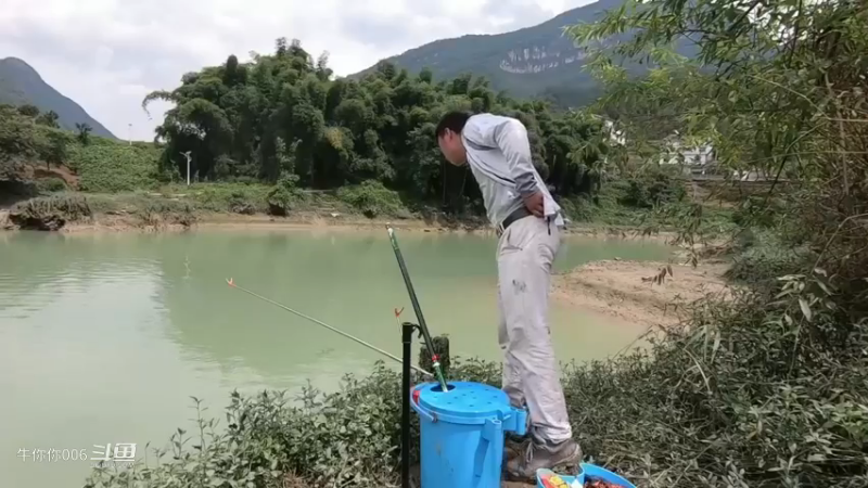 小代午饭都没吃去钓大鱼，晒了天太阳还空军，媳妇还不给晚饭吃1