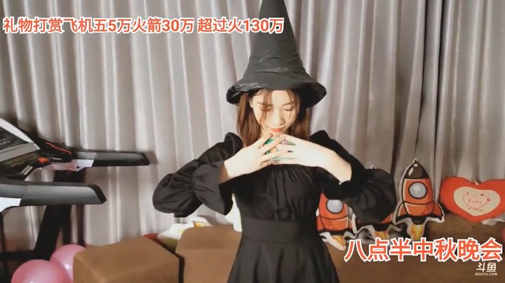 美女小七一本正经的表演魔术，很可爱