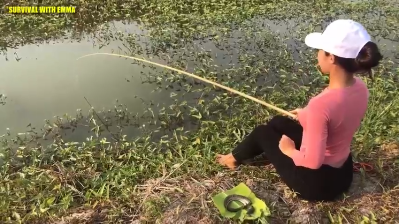 美丽乡村，嫂子拿一条1大蚯蚓钓大鱼！真棒！