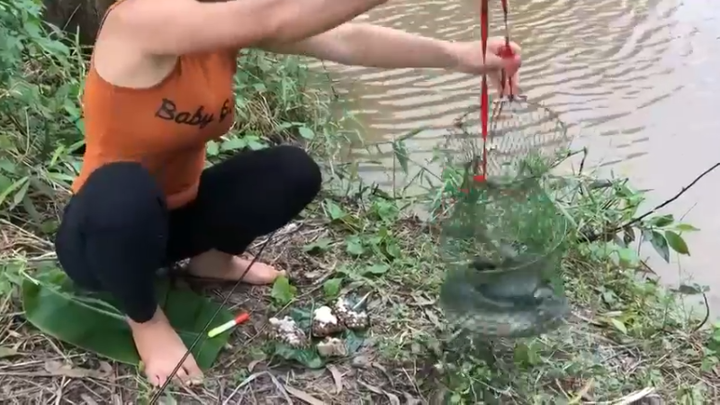 小河边，看到嫂子拿拿虫蛹5钓鱼！爆浆了！鱼上钩了，都好大