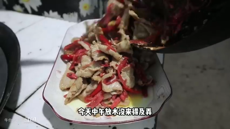 早上先给楼顶鱼池换个水，下午又帮邻居拉包谷，媳妇还要叫我扫地5-
