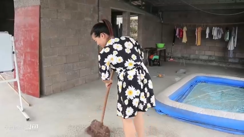早上先给楼顶鱼池换个水，下午又帮邻居拉包谷，媳妇还要叫我扫地4