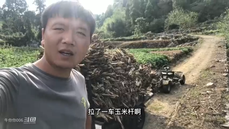 开卡丁车去拉包谷杆，遇到陡坡上不来，喊两个村花压车1