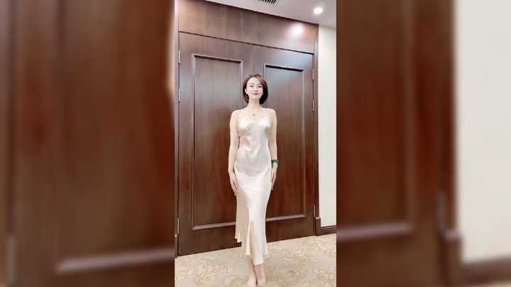 美女在家跳舞真是迷人啊