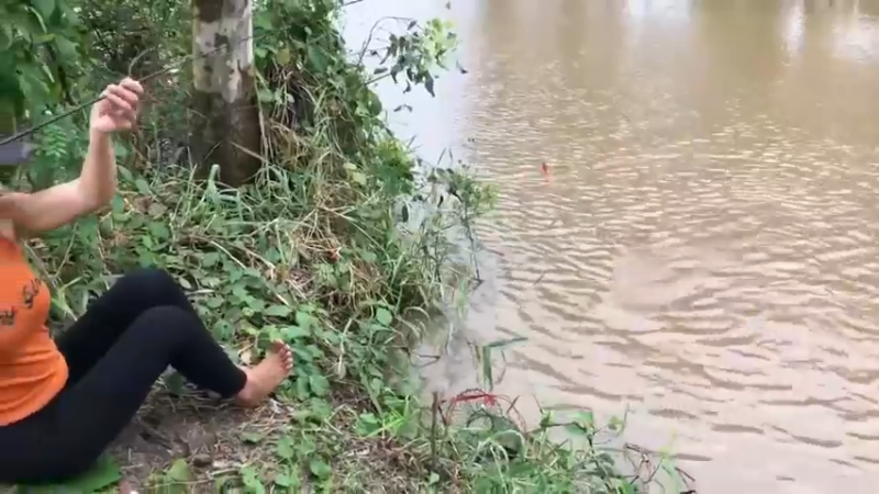 小河边，看到嫂子拿拿虫蛹6钓鱼！爆浆了！鱼上钩了，都好大