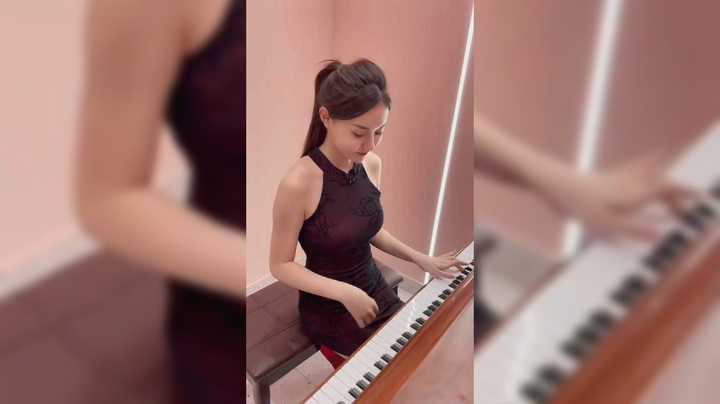美女表演弹钢琴，好美好声音啊