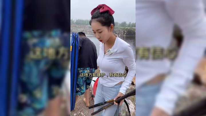 美女去大塘里钓鱼，好厉害啊