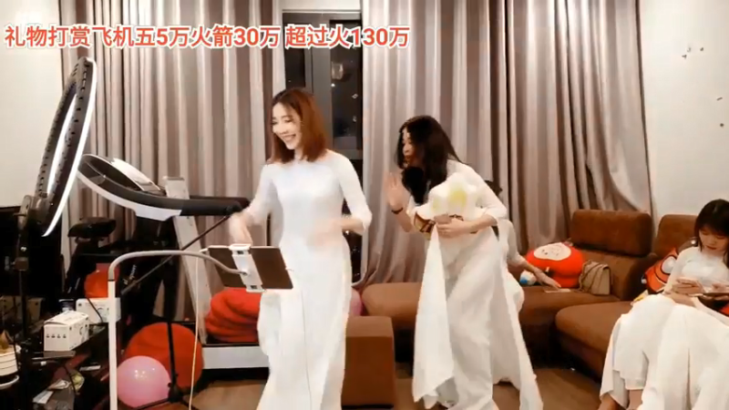 美女小七表演唱歌很好听啊，不错