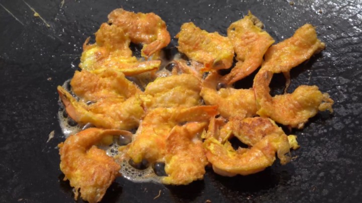 全家一起准备中秋美食，金黄炸虾和美味炸鱼，丰富的美食盛宴！