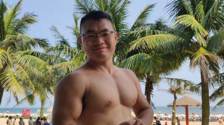 加强背部训练。