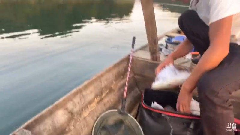 【2021-09-24 18点场】魅力生活i：船上伐钓美食