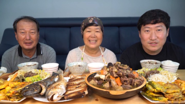 品尝软嫩的牛排骨和煎鱼，还有酥脆炸虾和肉饼，一次吃到爽！