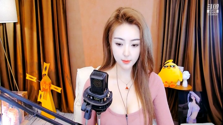 网红美女梦梒今天的发型真好看啊