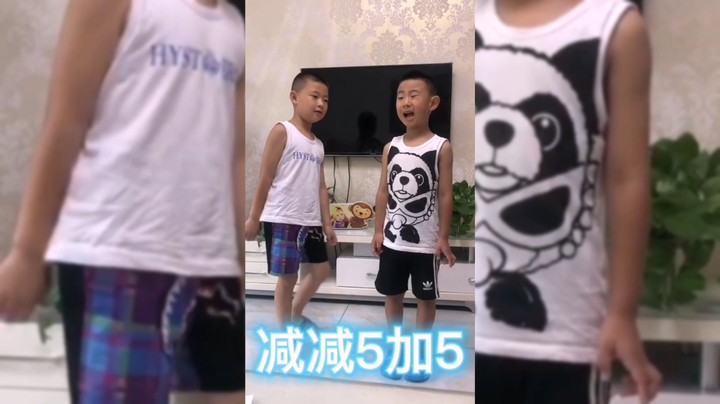 分享备用:西安直播——西安小孩教哥哥加减法凑十法，可是哥哥在那搞笑！