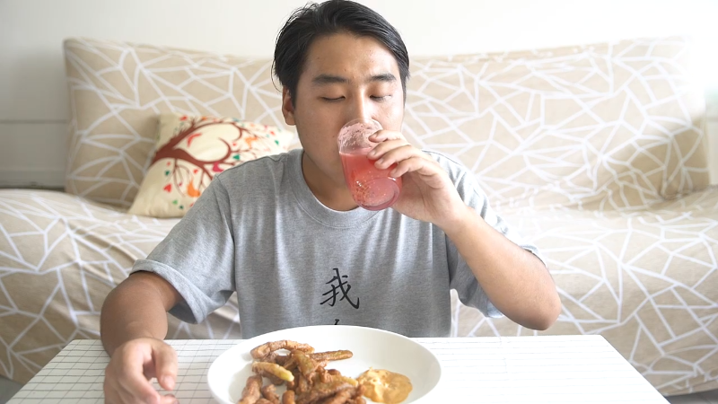 我在斗鱼看野食小哥直播美食