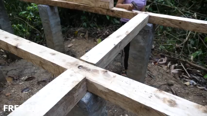 野外觅桃源W37房子地基下21#妹子独自深入荒野隐居，建设世外桃源