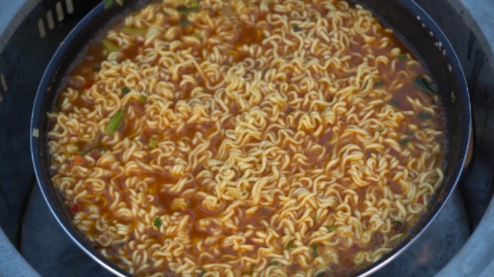 妈妈自制辣椒泡菜，再煮上美味辛拉面，辣味与香味的超棒组合！