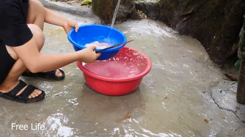 野外觅桃源W28蘑菇喷泉5#妹子独自深入荒野隐居，建设世外桃源