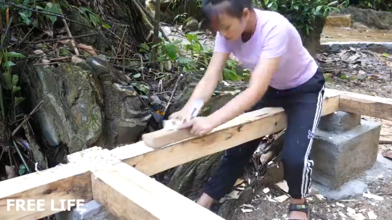 野外觅桃源W37房子地基下23#妹子独自深入荒野隐居，建设世外桃源