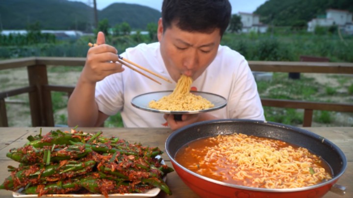 独自品尝辣椒泡菜，泡菜的口感香辣过瘾，加上辛拉面更加好吃！