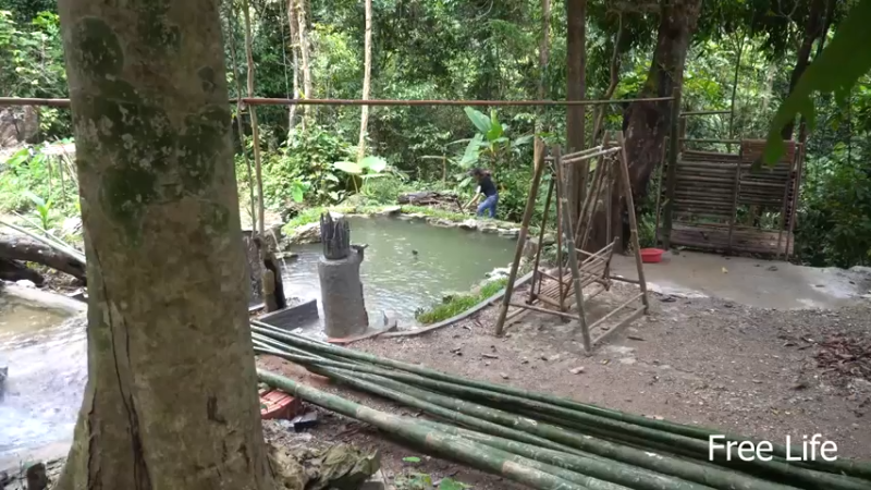野外觅桃源W29竹亭1#妹子独自深入荒野隐居，建设世外桃源