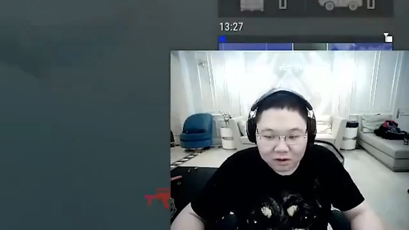 我在斗鱼看即将拥有人鱼线的PDD直播英雄联盟