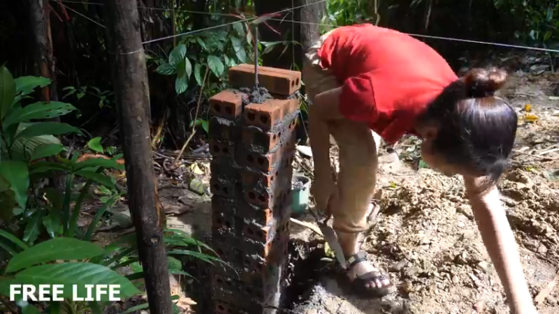 野外觅桃源W36传统房子地基10#妹子独自深入荒野隐居，建设世外桃源