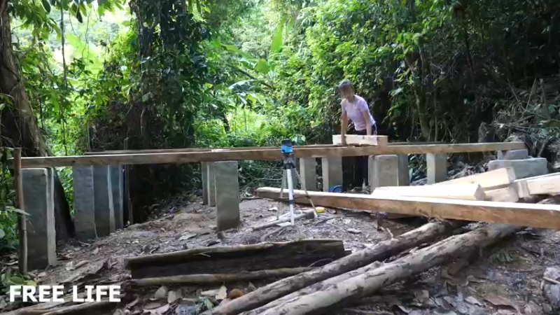 野外觅桃源W37房子地基下18#妹子独自深入荒野隐居，建设世外桃源