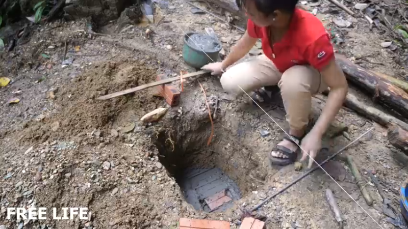 野外觅桃源W36传统房子地基12#妹子独自深入荒野隐居，建设世外桃源