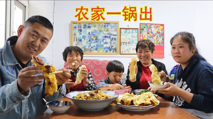 下雨天妈妈做农家一锅出，花卷直接放在炖菜上面蒸，嘎巴太香了