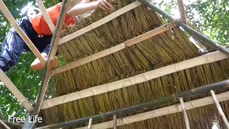 野外觅桃源W29竹亭下11#妹子独自深入荒野隐居，建设世外桃源