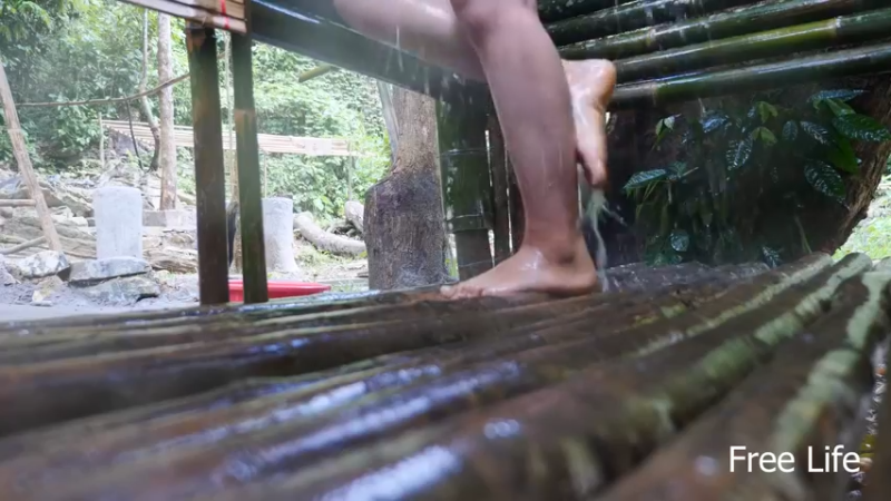 野外觅桃源W24新淋浴房8#妹子独自深入荒野隐居，建设世外桃源