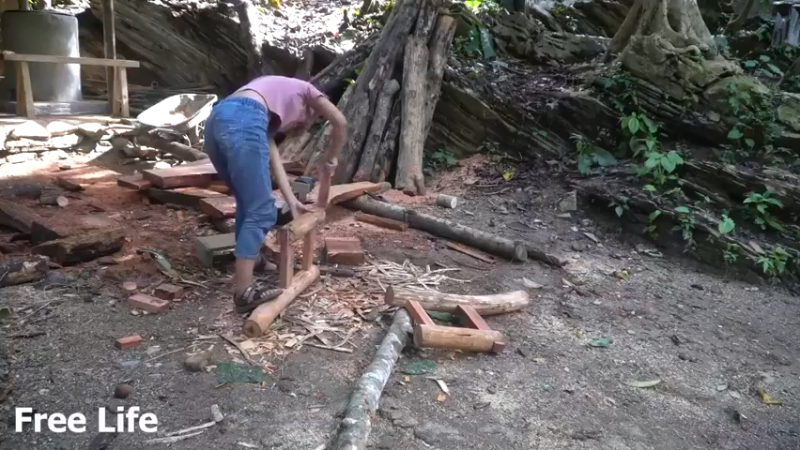 最新大更W40制作公园椅13#妹子独自深入荒野隐居，建设世外桃源
