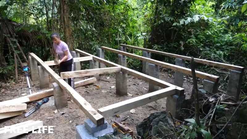 野外觅桃源W37房子地基下19#妹子独自深入荒野隐居，建设世外桃源