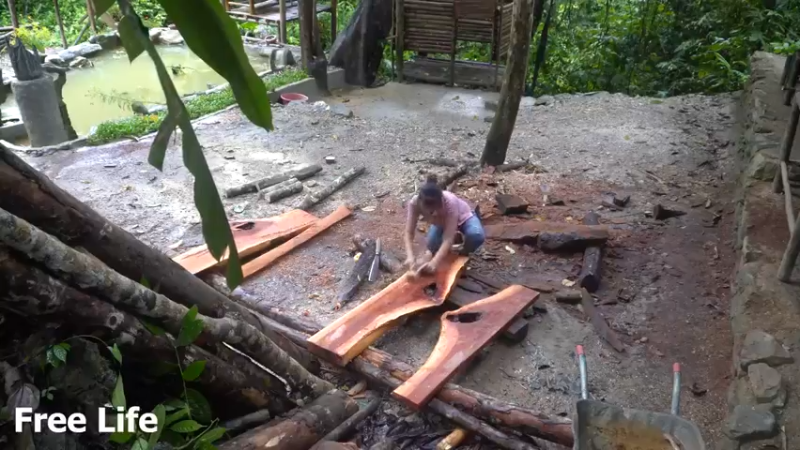 最新大更W40制作公园椅9#妹子独自深入荒野隐居，建设世外桃源