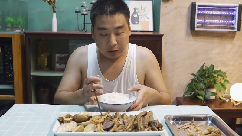我在斗鱼看野食小哥直播美食