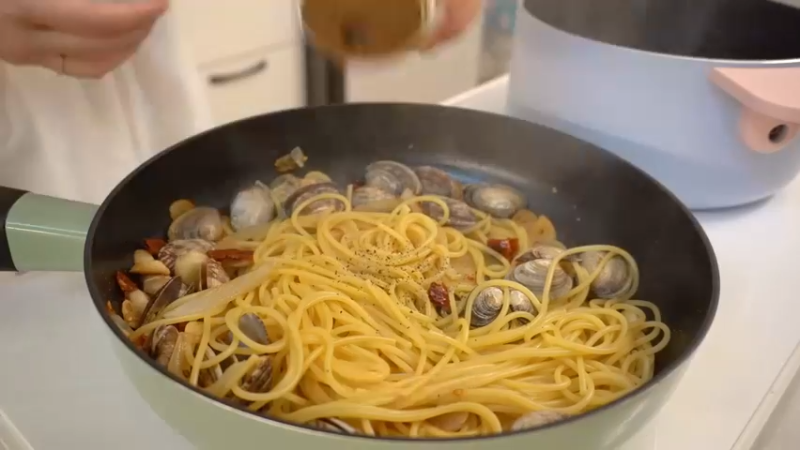 独居生的平日日常，制作辛辣的辛奇乌冬面和紫菜包饭，火鸡旋风蛋包饭，辣椒酱，豆腐意大利面，剥蒜皮的方法，超市买菜，蜂蜜地瓜，蛤蜊意大利面阿狸美食频道 (17)