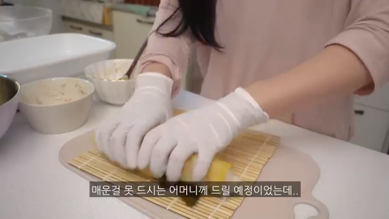 一个人生活独的周末日常，凌晨预约，制作辣辣的火鸡炸酱面炒年糕，辛奇卷的金枪鱼紫菜包饭便当，ROSÉ火鸡面，填色本治愈，家常饭料理，家务，学习打了卡 小厨房 (1
