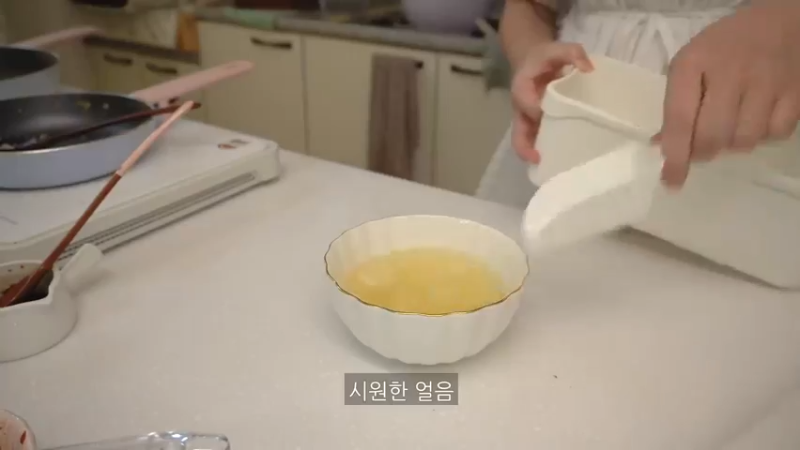 一个人做饭吃，买完菜后制作辛拉面炒面，吃一碗凉爽的冷面的日常，家常便饭，厨房用品购物开箱，希腊桃子，麻辣烫，蘑菇饭，腌酸黄瓜 小厨房 品质生活 好吧 这期就这样